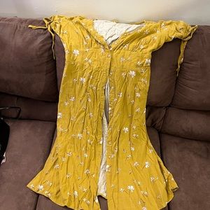 Brand- Universal Thread. Size- XXL. Color- Yellow.